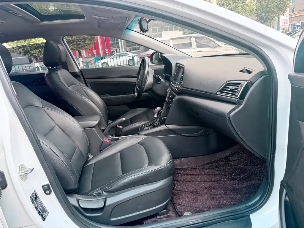 Hyundai Elantra 2019 — фото 10