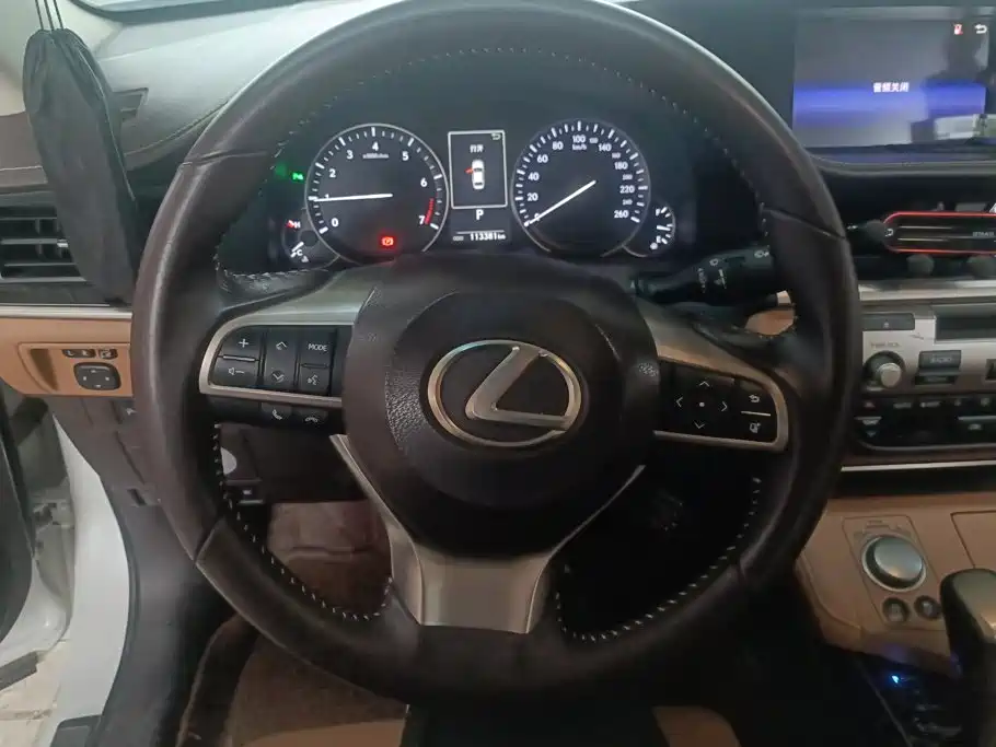 Lexus ES 2015 — фото 15