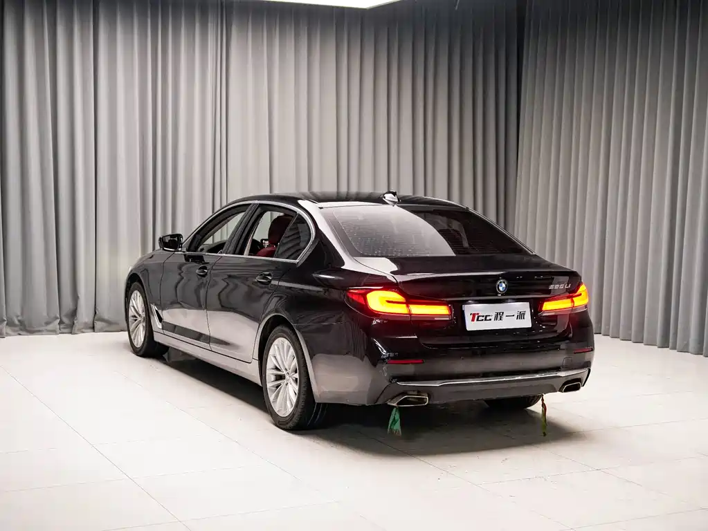 BMW 5 Series 2021 — фото 10