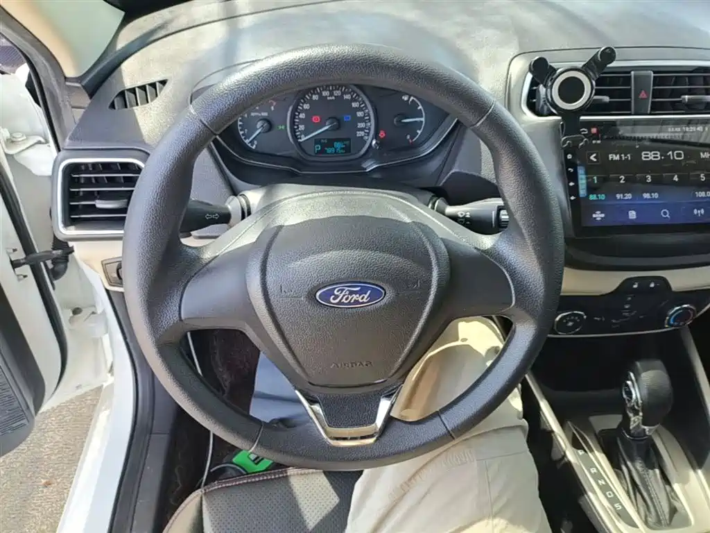 Ford Escort 2018 — фото 11