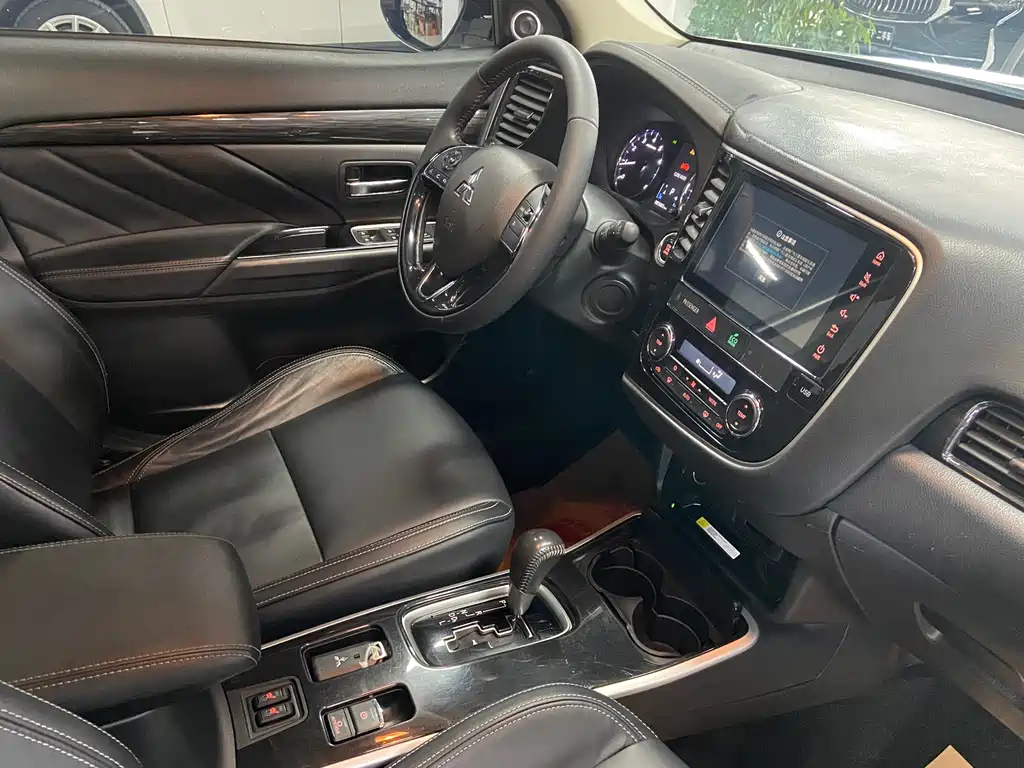 Mitsubishi Outlander 2020 — фото 17