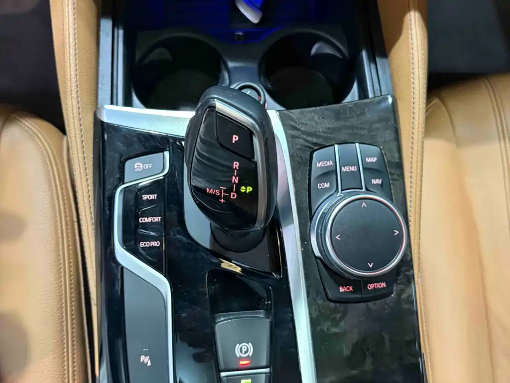 BMW 5 Series 2018 — фото 13