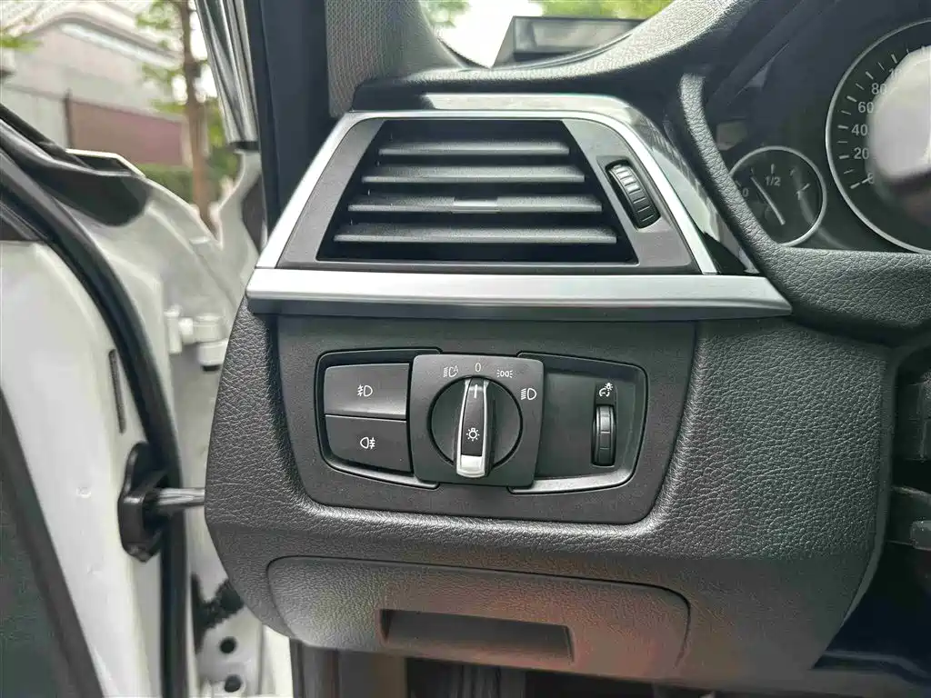 BMW 3 Series 2017 — фото 14