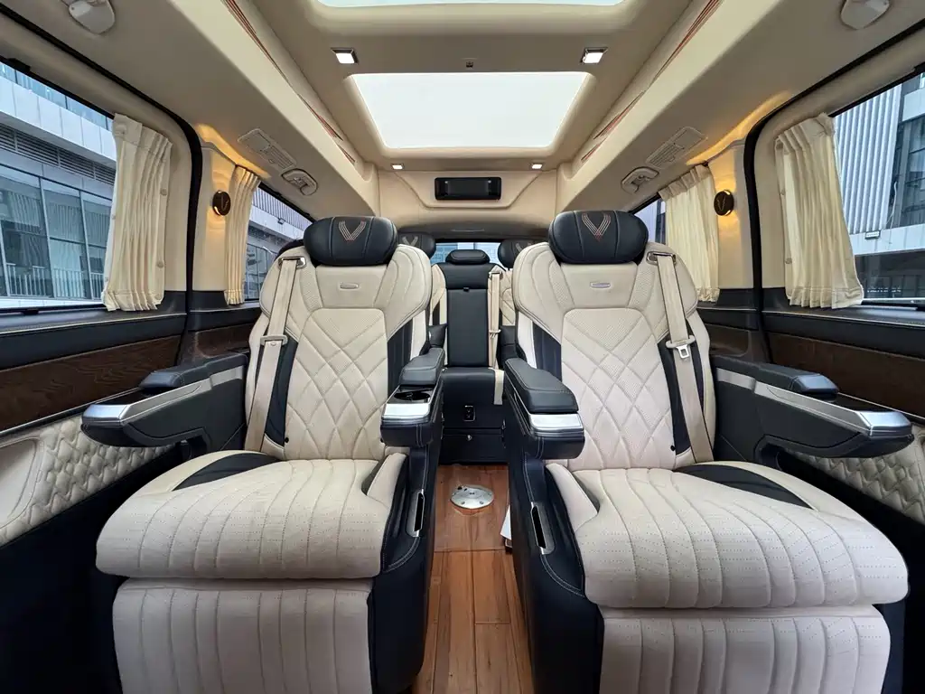 Mercedes-Benz V-Class 2023 — фото 15