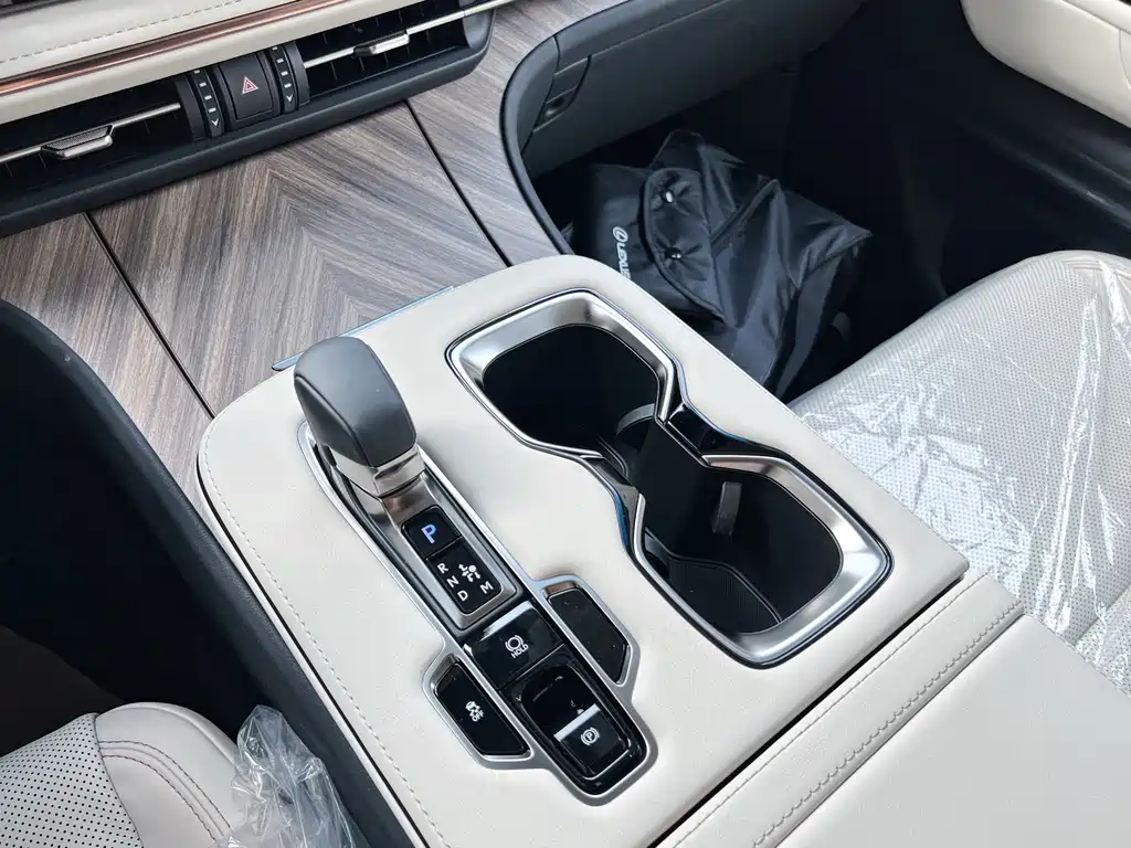 Lexus LM — фото 20