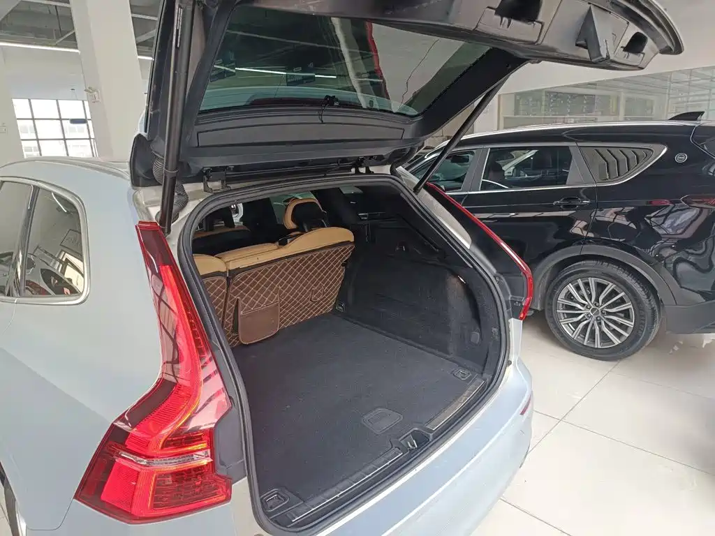 Volvo XC60 2018 — фото 16