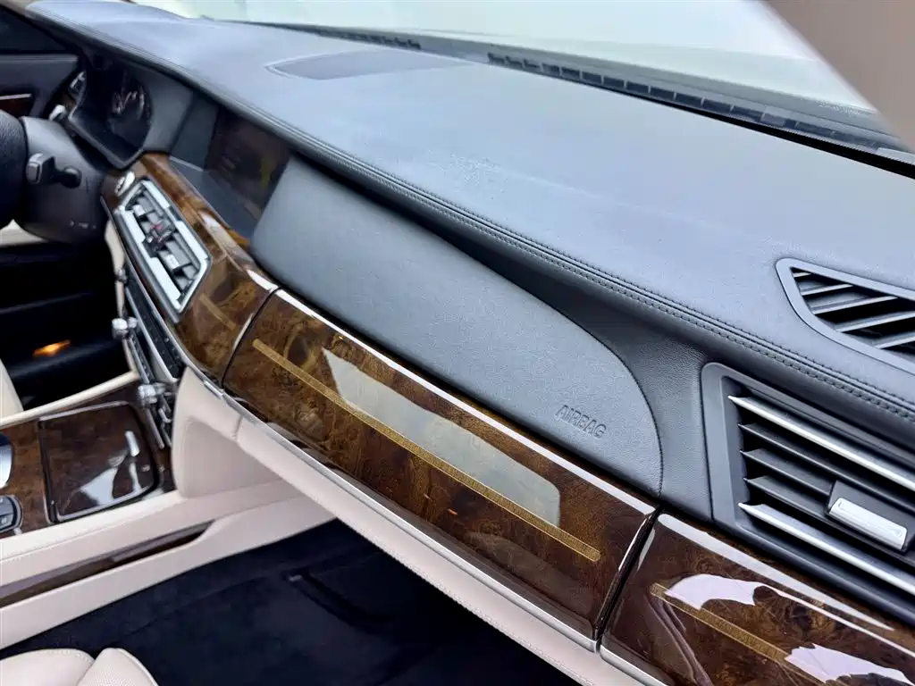 BMW 7 Series 2011 — фото 15