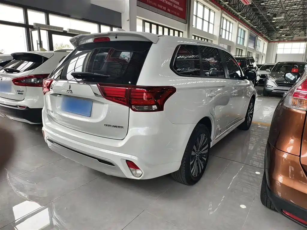 Mitsubishi Outlander 2022 — фото 11
