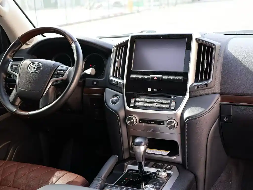 Toyota Land Cruiser 2018 — фото 6