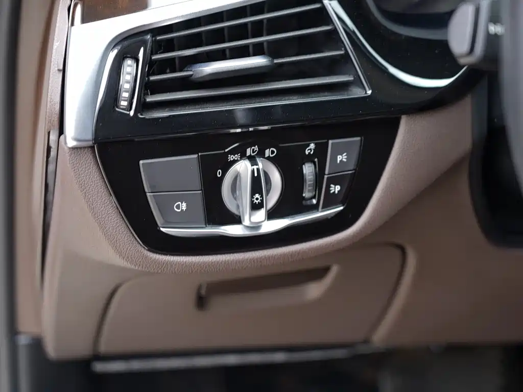 BMW 5 Series 2020 — фото 18