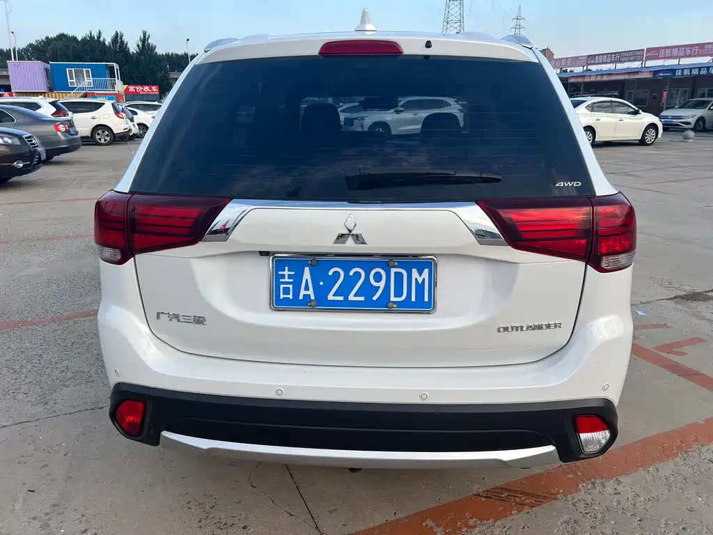 Mitsubishi Outlander 2018 — фото 10