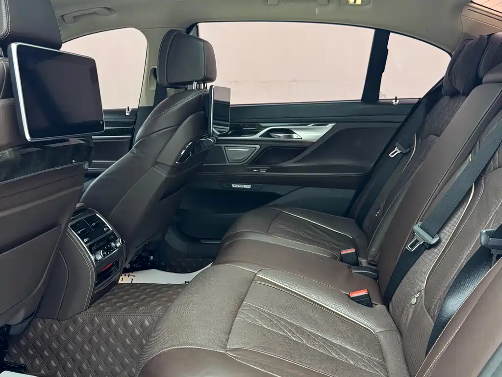 BMW 7 Series 2018 — фото 8