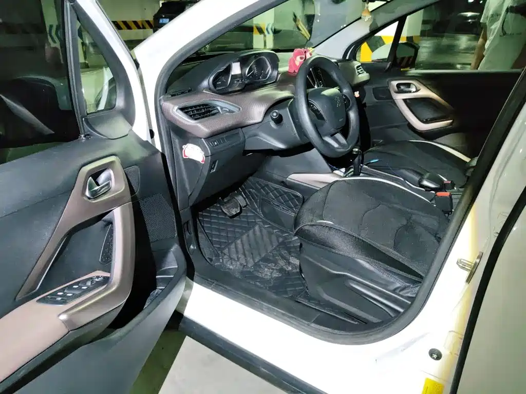 Peugeot 2008 2015 — фото 12