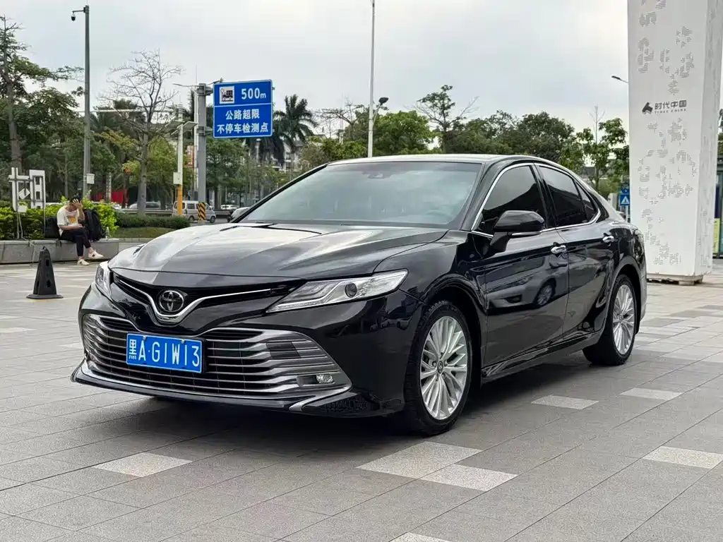 Toyota Camry 2019 — фото 1