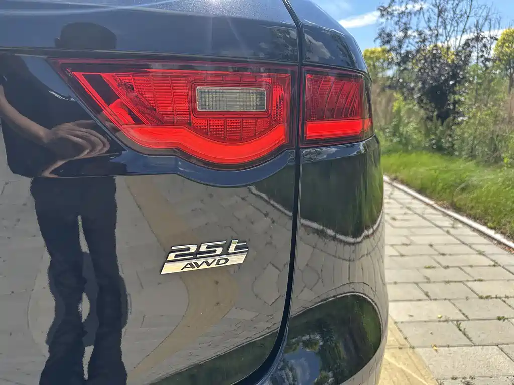 Jaguar F-PACE 2020 — фото 37