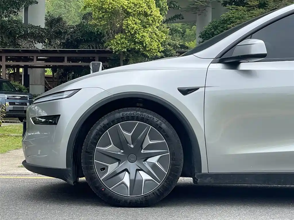 Tesla Model Y L 2025 — фото 4