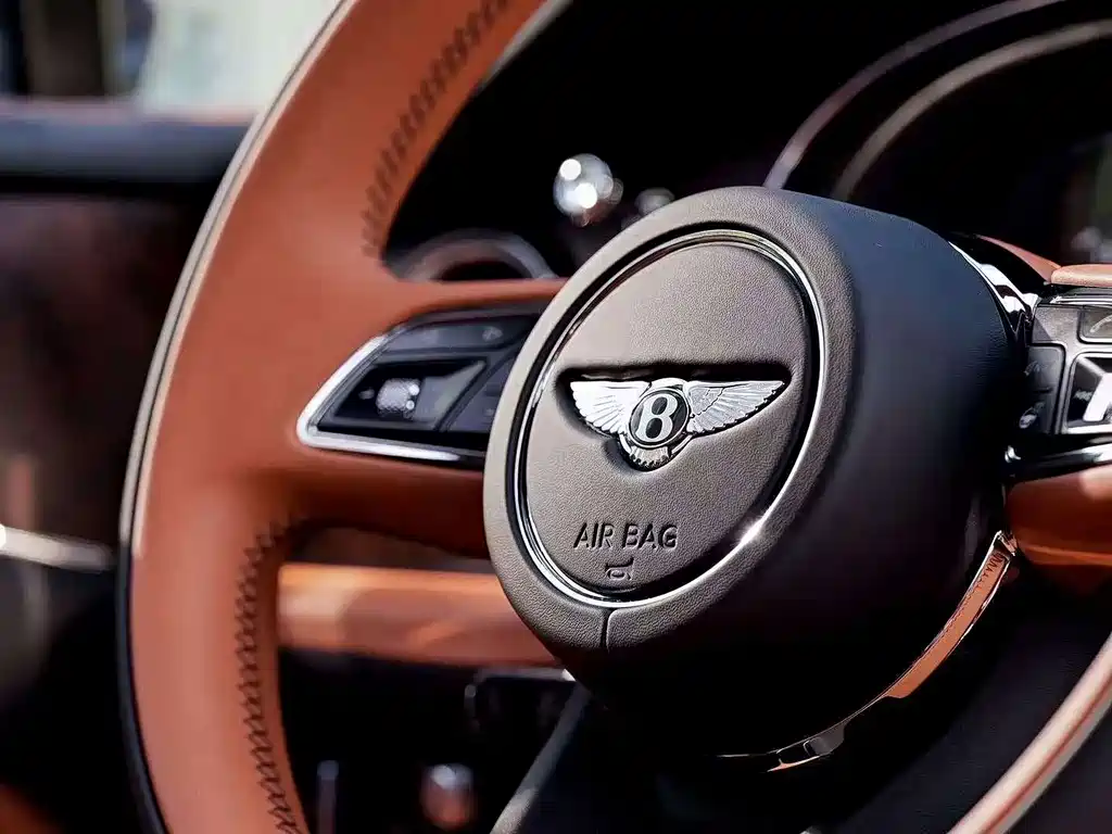 Bentley Bentayga 2023 — фото 11