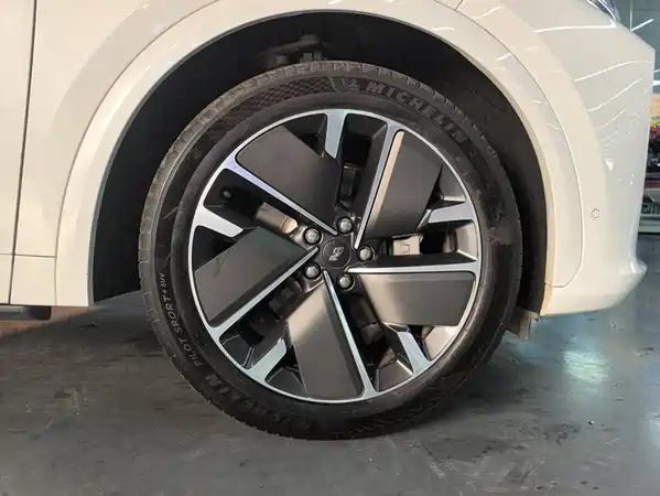 Li Auto L7 2025