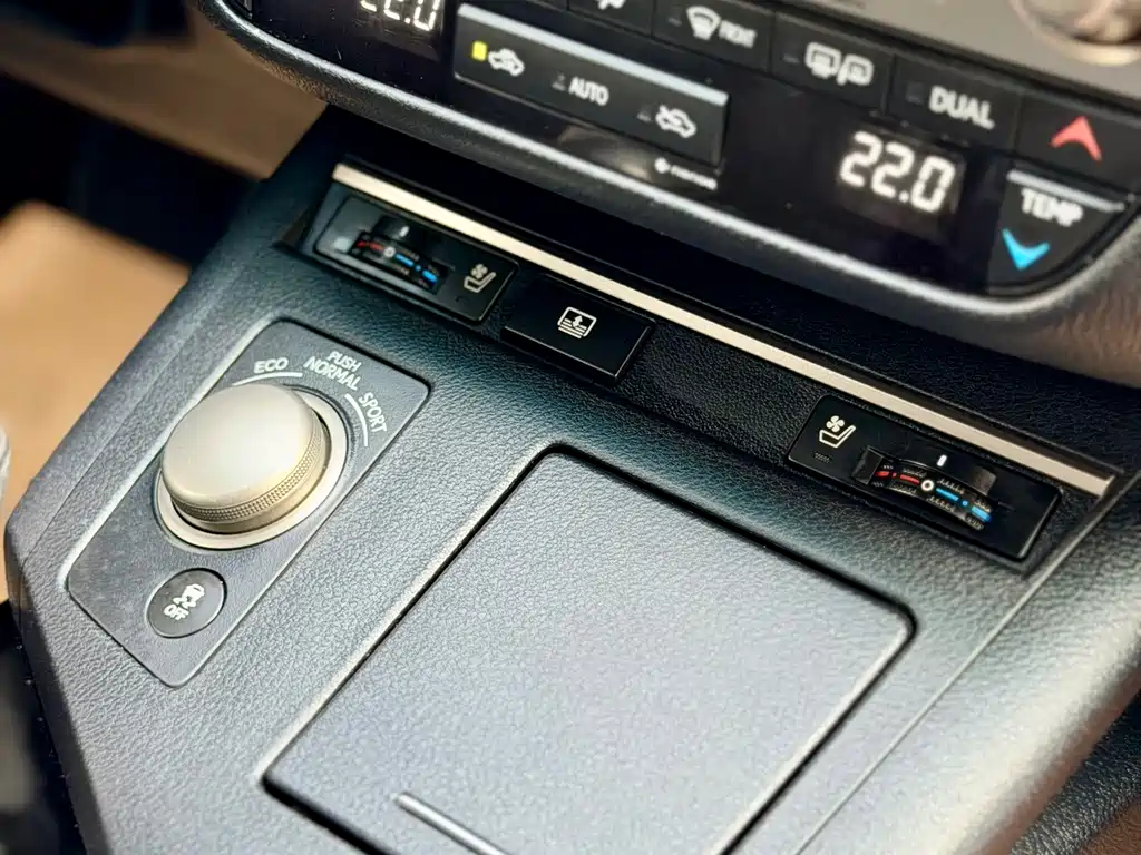 Lexus ES 2014 — фото 10