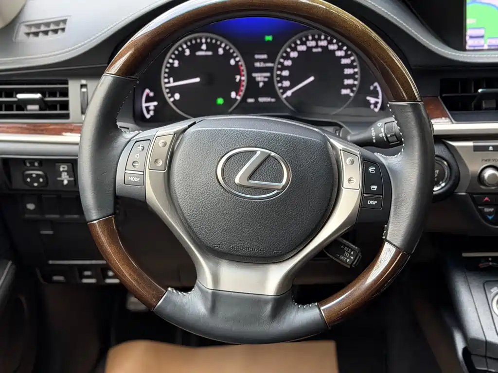 Lexus ES 2014 — фото 12