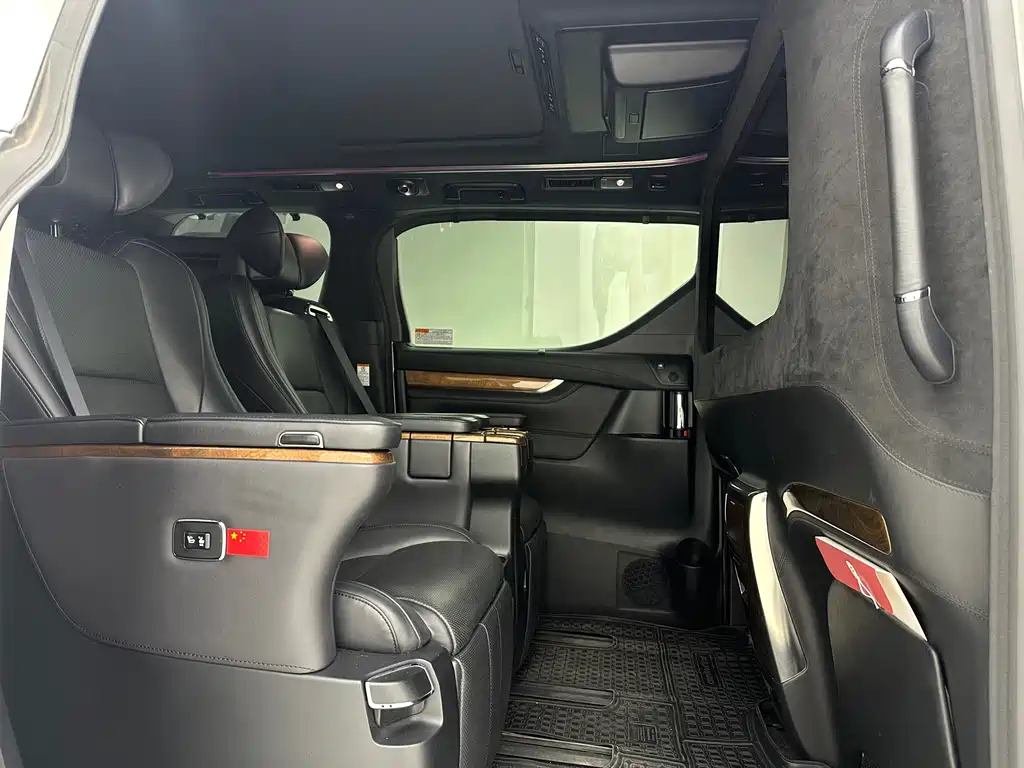 Toyota Alphard 2017 — фото 12