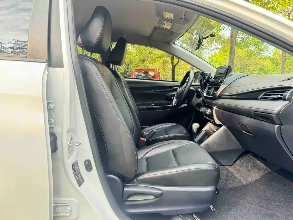 Toyota Yaris L 2022 — фото 12