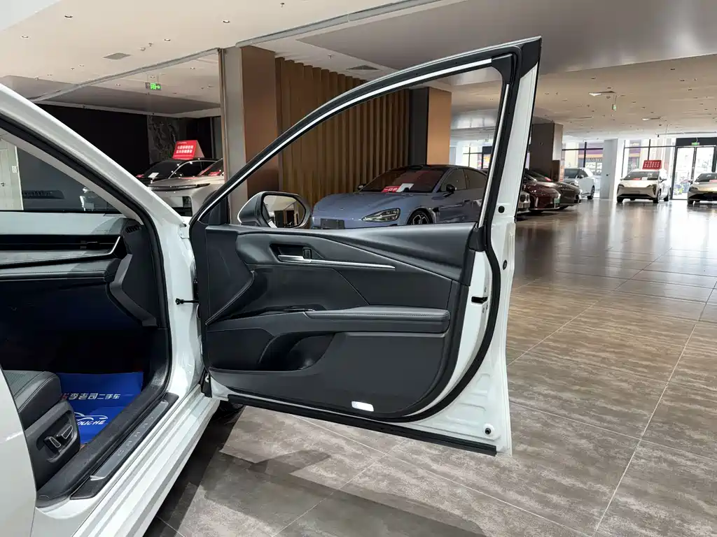 Toyota Camry 2025 — фото 14