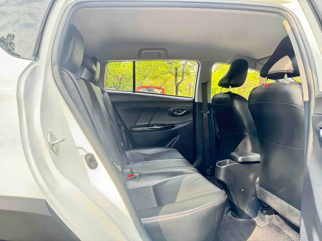 Toyota Yaris L 2022 — фото 11