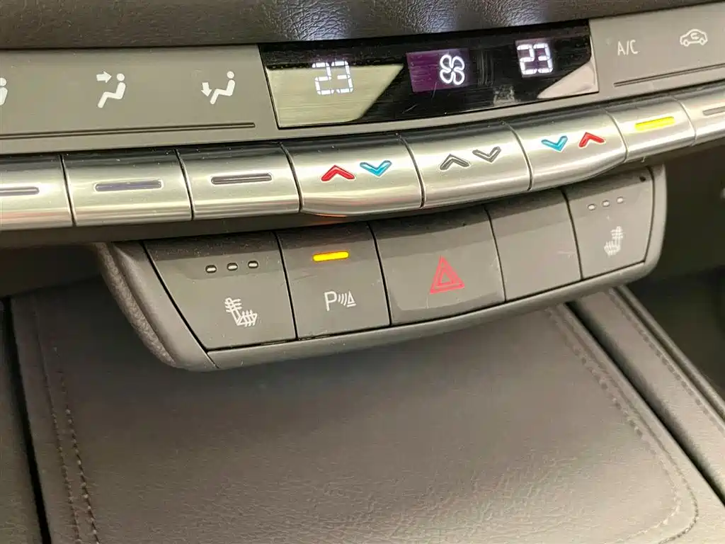 Cadillac XT4 2020 — фото 11