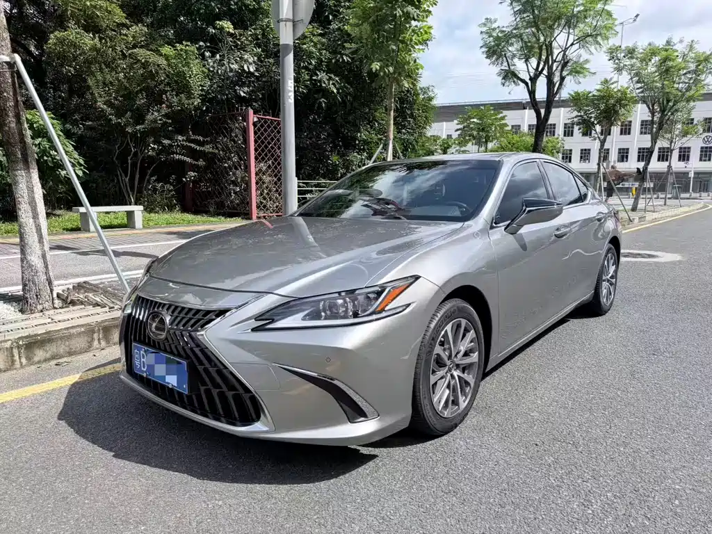 Lexus ES 2022