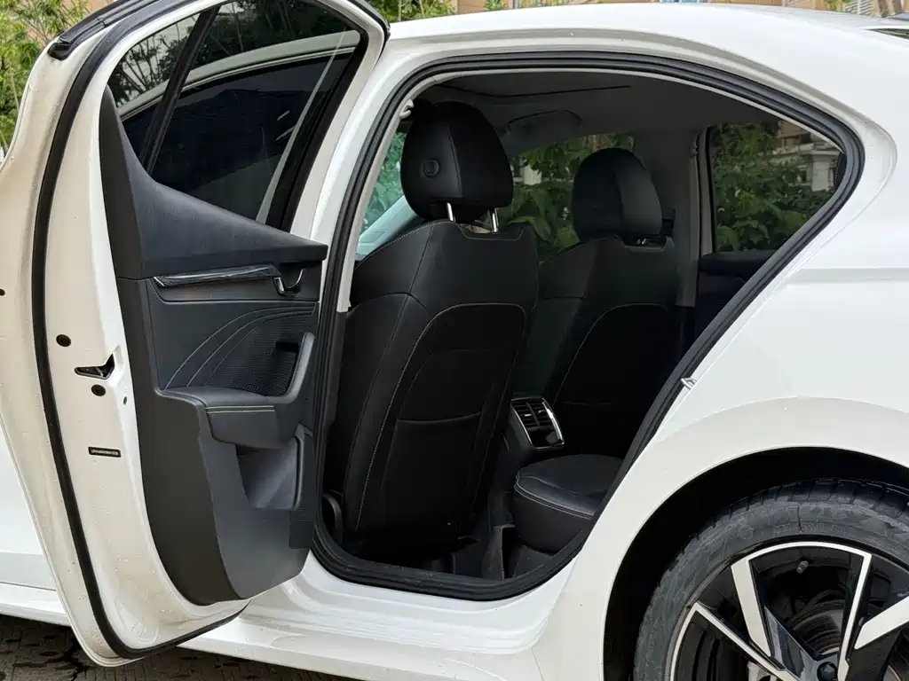 Skoda Octavia 2023 — фото 9