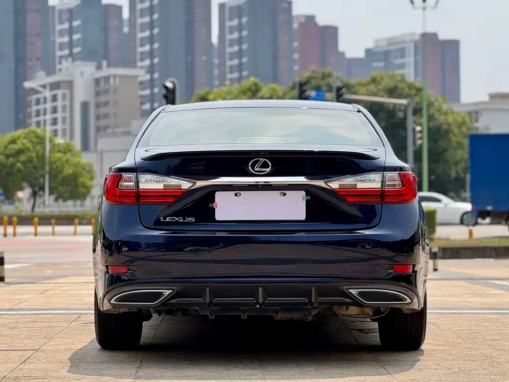Lexus ES 2018 — фото 11