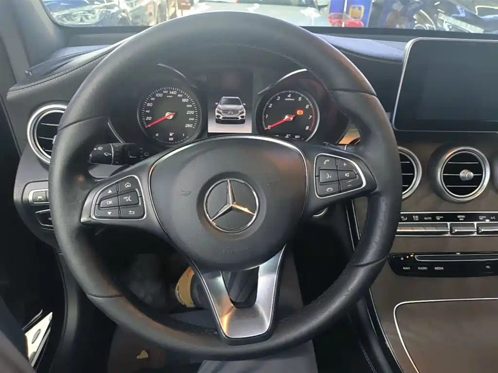 Mercedes-Benz GLC 2018 — фото 11