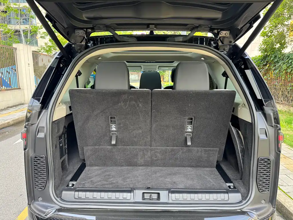 Land Rover Discovery 2023 — фото 24