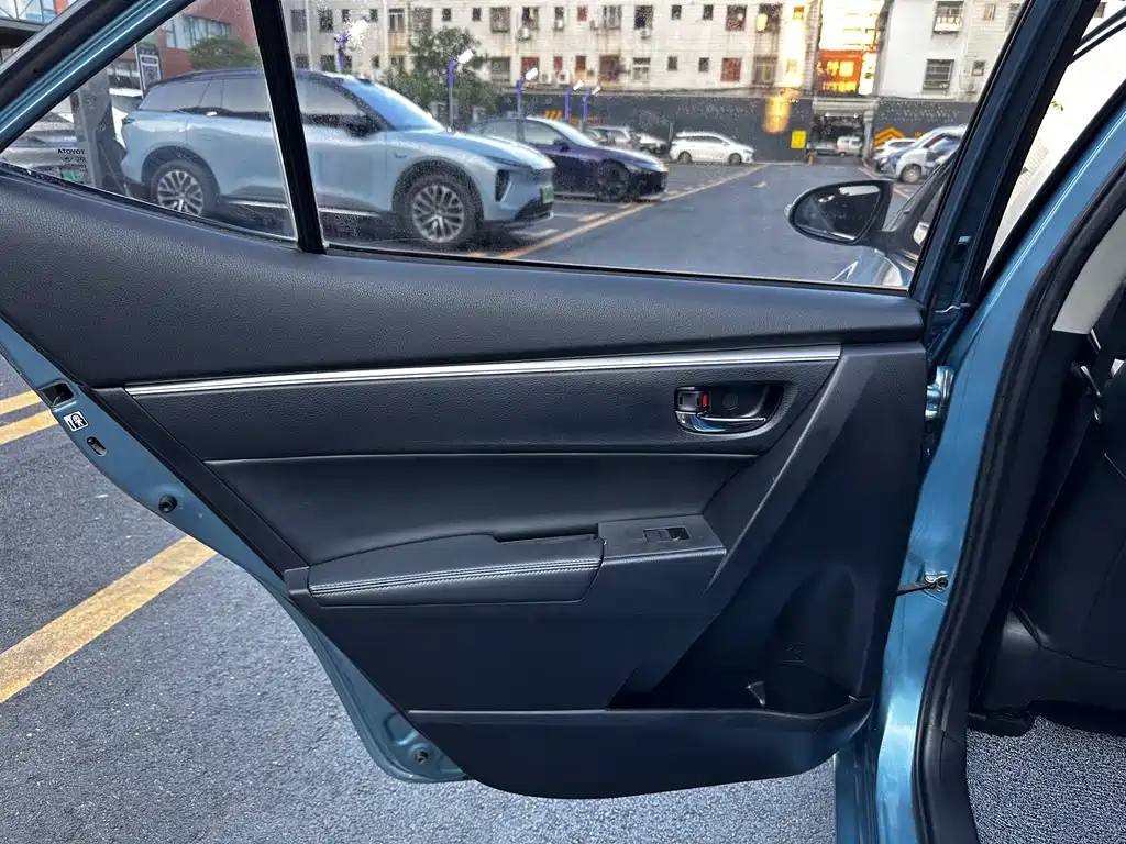 Toyota Corolla 2015 — фото 18