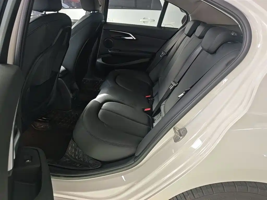 BMW 1 Series 2018 — фото 17