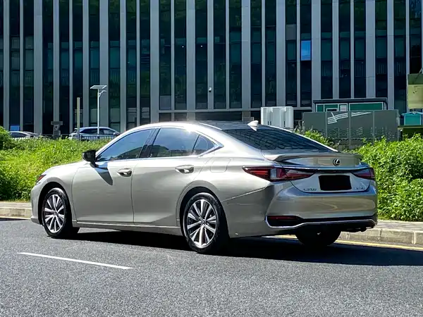 Lexus ES 2021