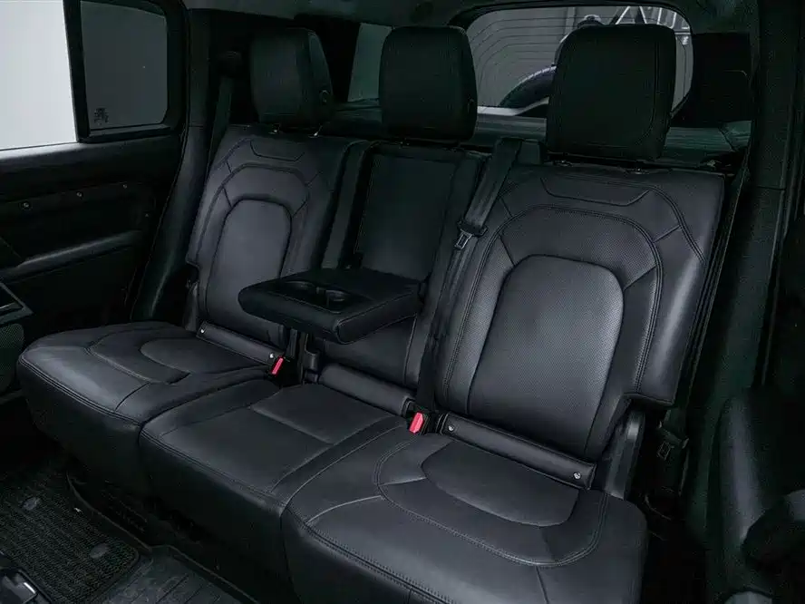 Land Rover Defender 2023 — фото 15