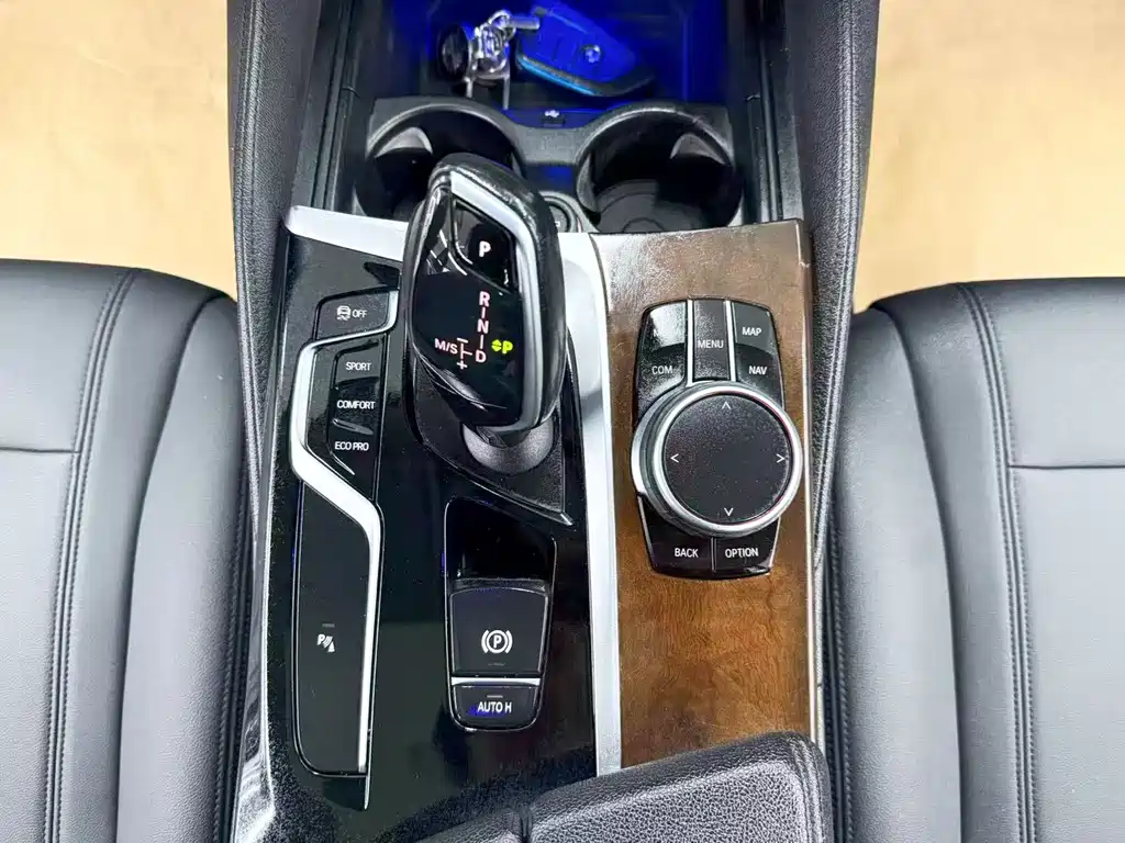 BMW 5 Series 2018 — фото 18