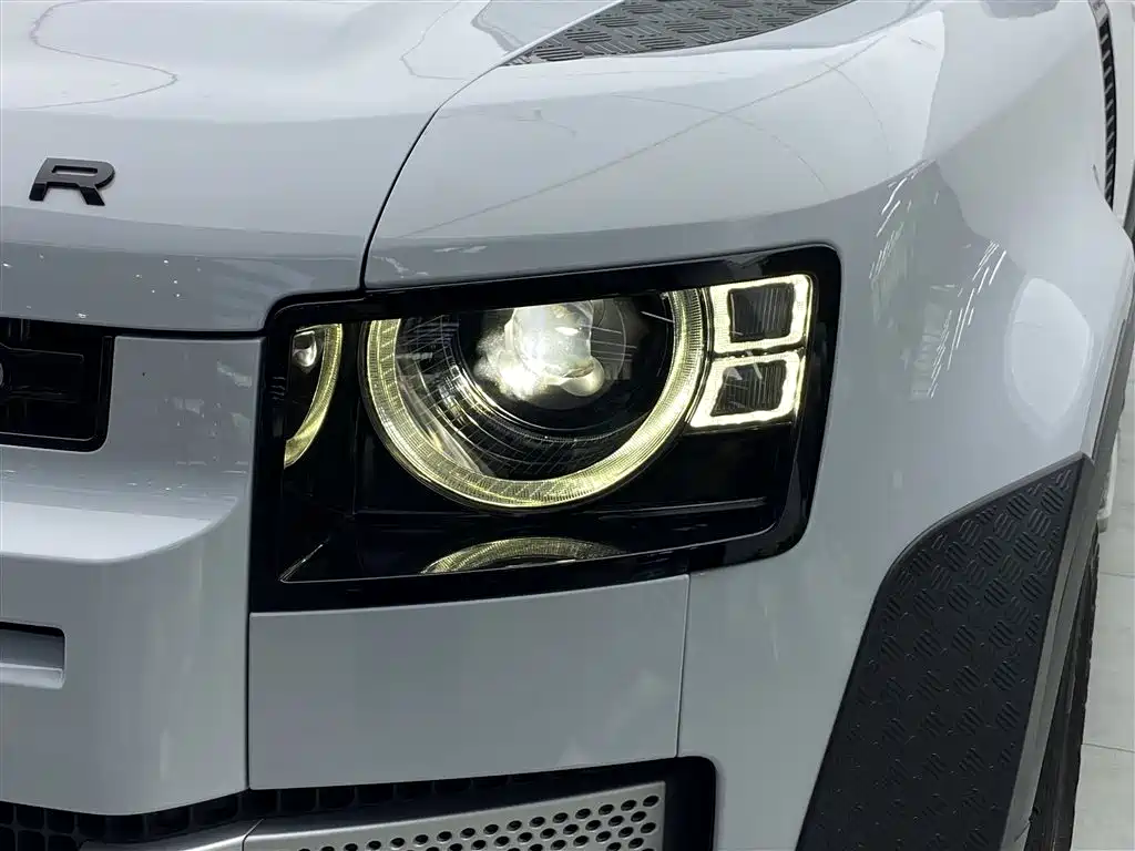 Land Rover Defender 2023 — фото 11