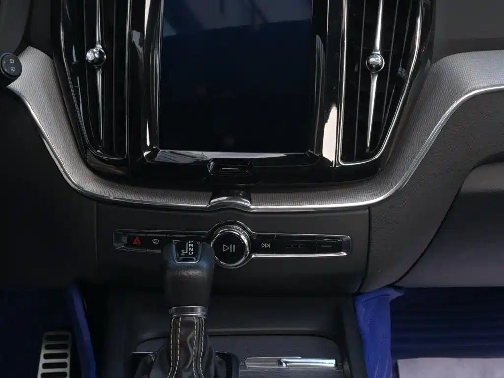 Volvo XC60 2018 — фото 17