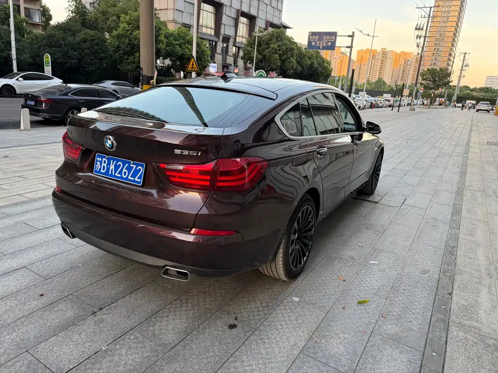 BMW 5 Series GT 2015 — фото 12