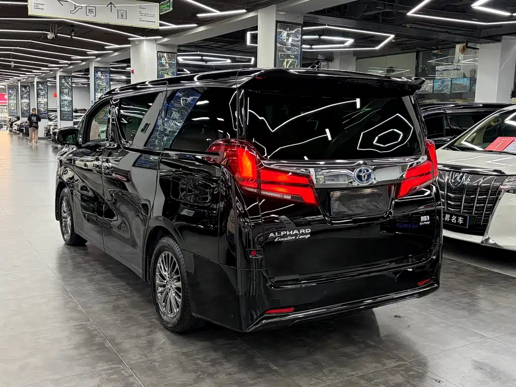 Toyota Alphard 2023 — фото 16