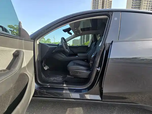 Tesla Model Y 2025