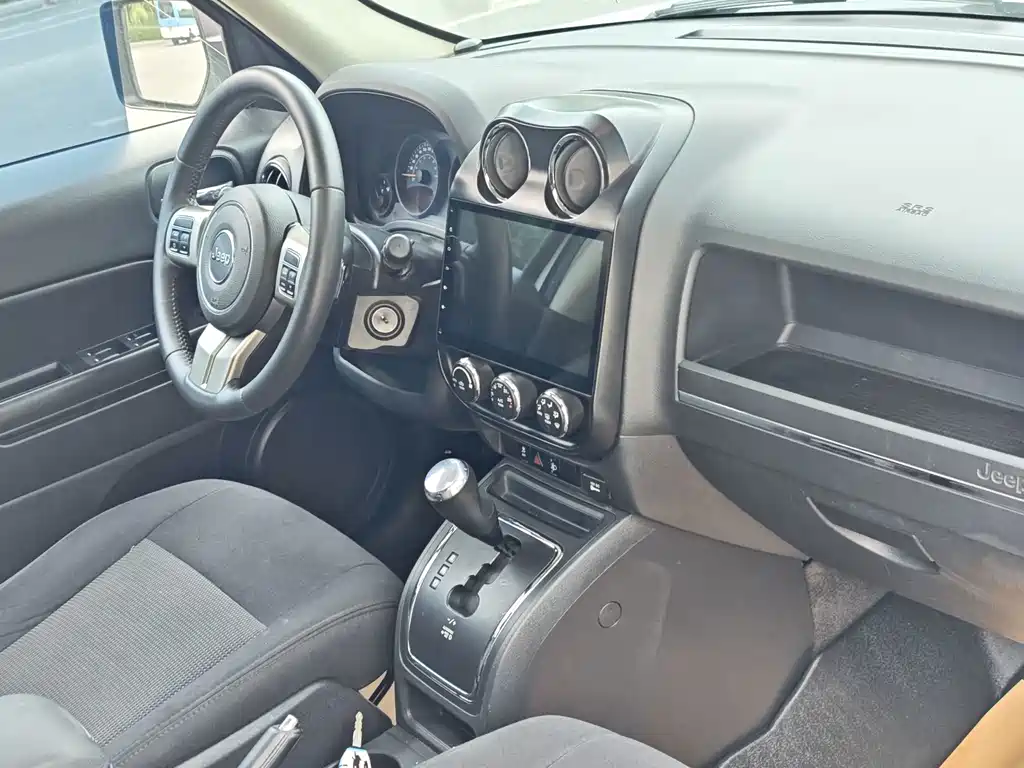 Jeep Freelancer 2015 — фото 17