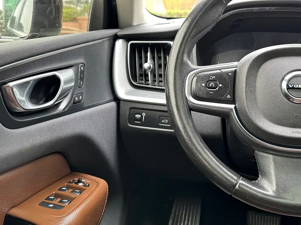 Volvo XC60 2020 — фото 15