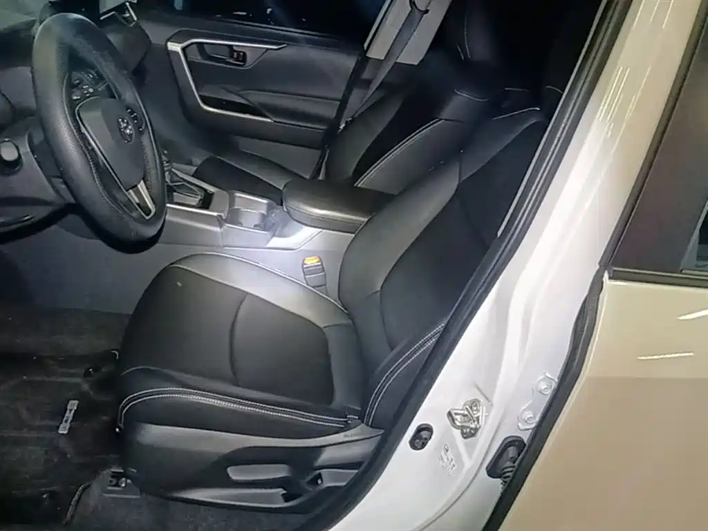 Toyota RAV4 2025 — фото 11