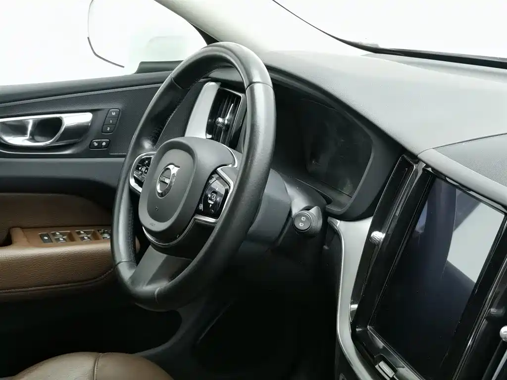 Volvo XC60 2019 — фото 22