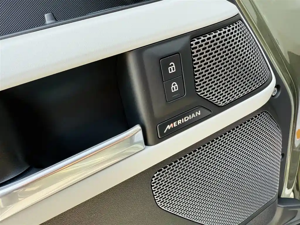 Land Rover Defender 2023 — фото 13