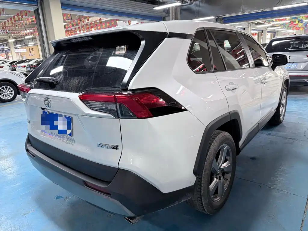 Toyota RAV4 2022 — фото 18